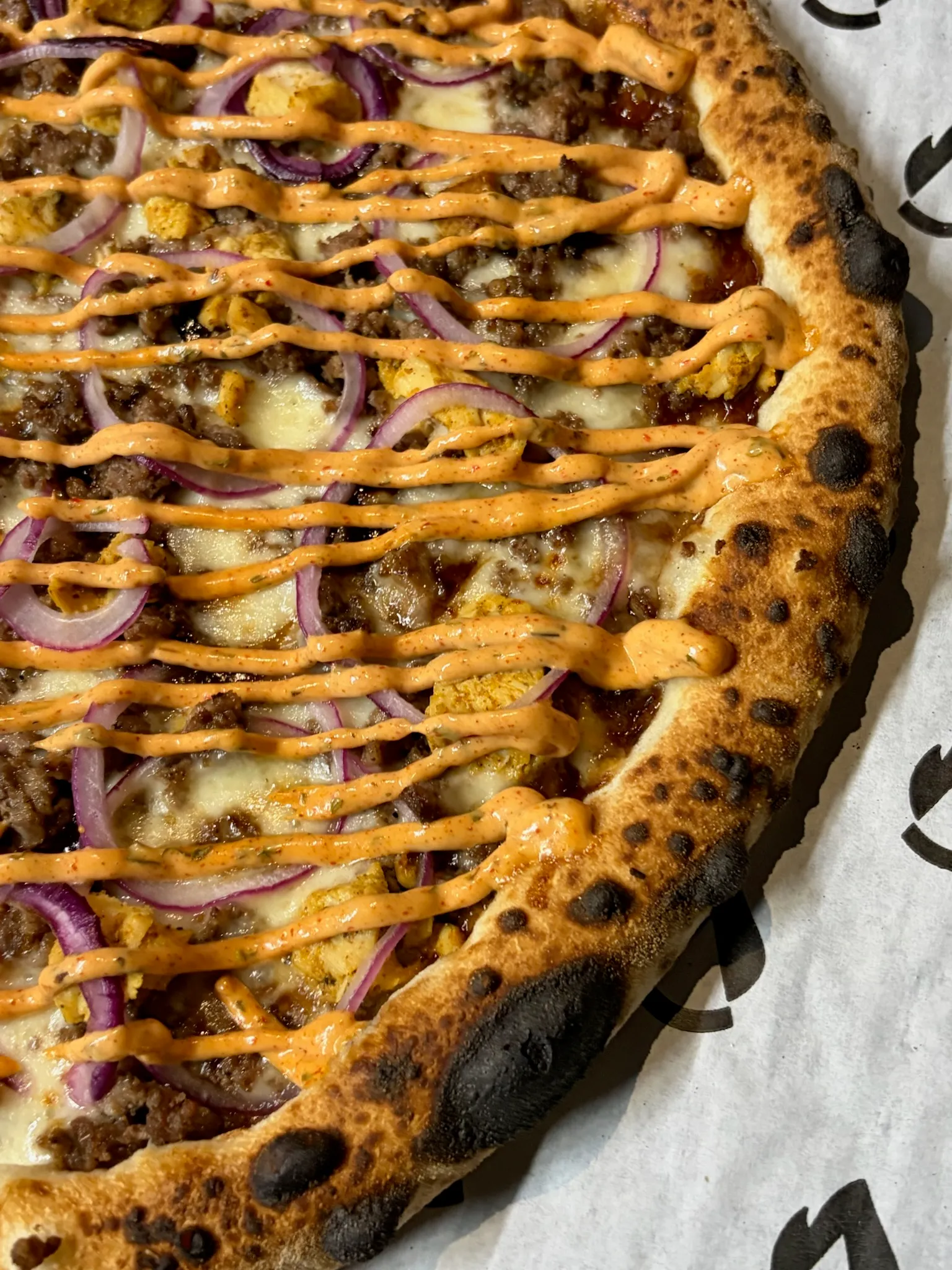 Pizza recién salida del horno de leña